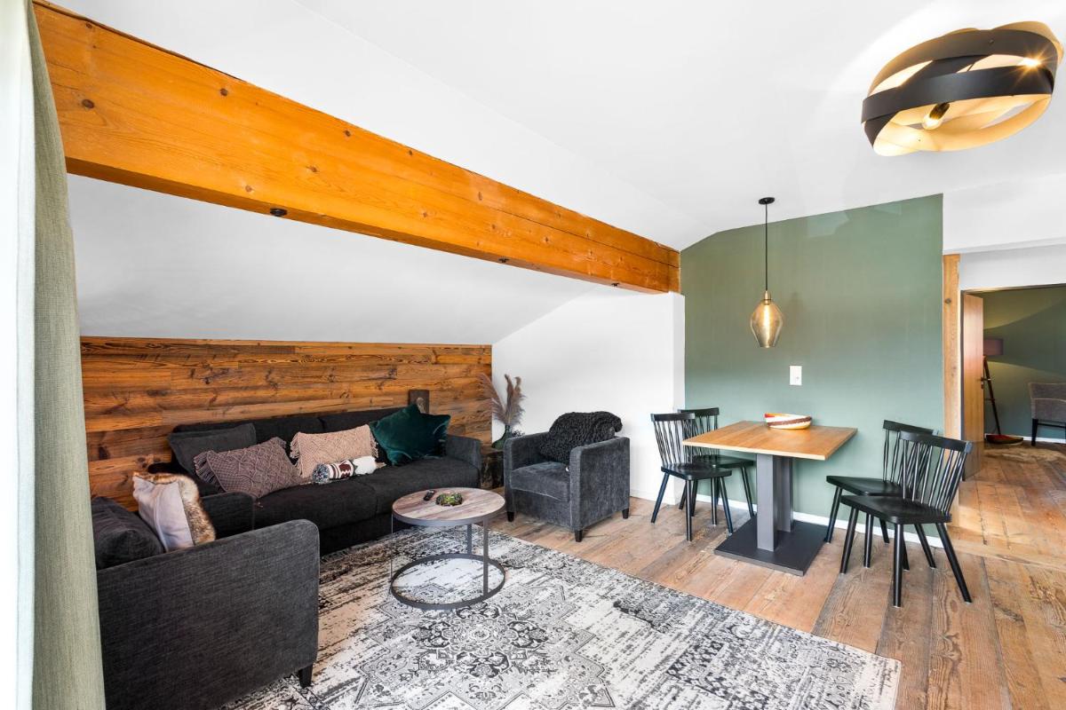 Ein Sitzbereich in der Unterkunft Soho Mountain Chalet - Pool und Sauna