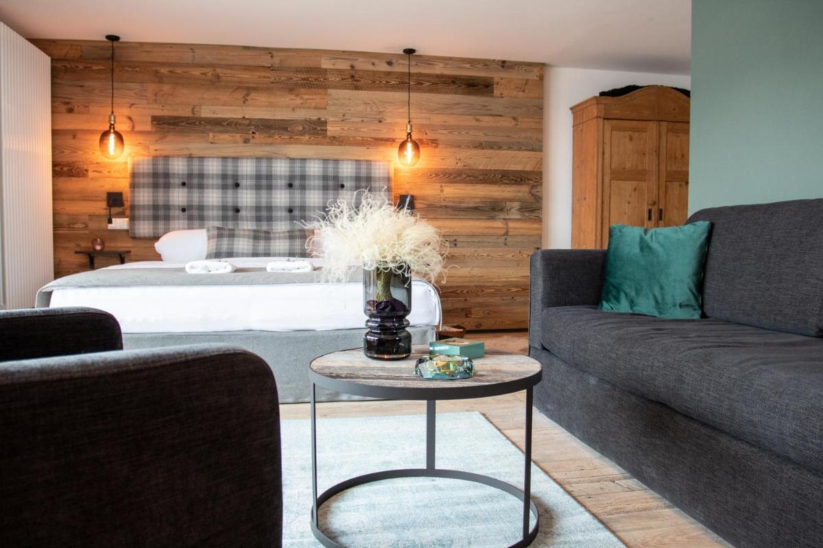 Ein Sitzbereich in der Unterkunft Soho Mountain Chalet - Pool und Sauna