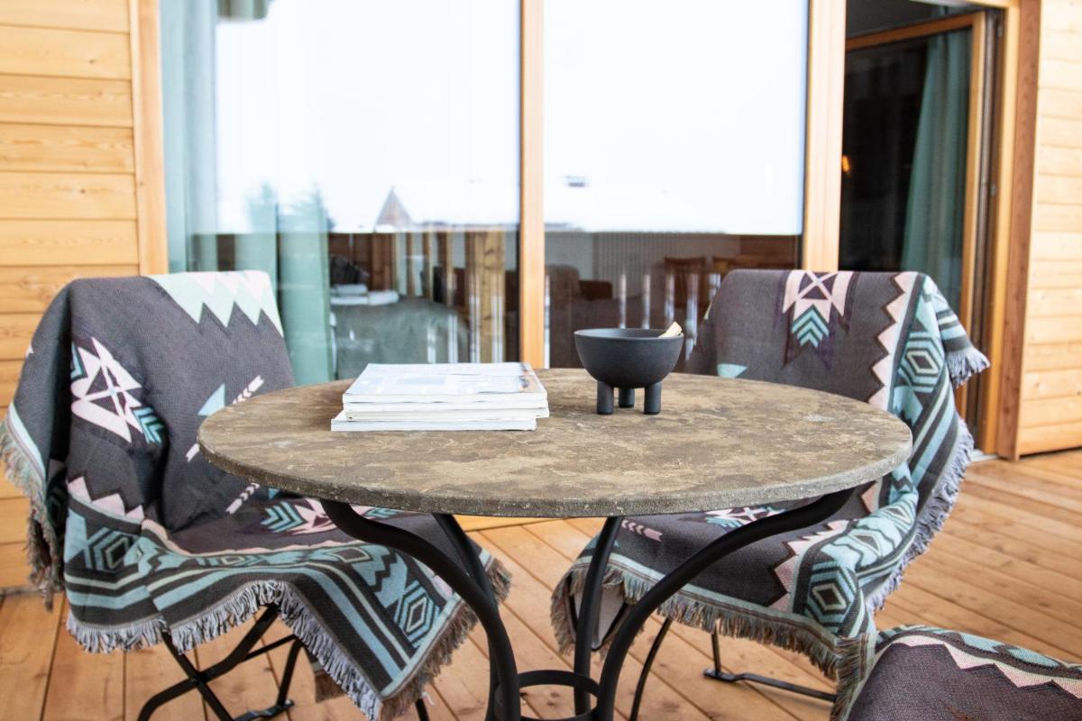 Ein Sitzbereich in der Unterkunft Soho Mountain Chalet - Pool und Sauna