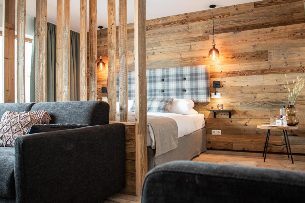 Ein Sitzbereich in der Unterkunft Soho Mountain Chalet - Pool und Sauna