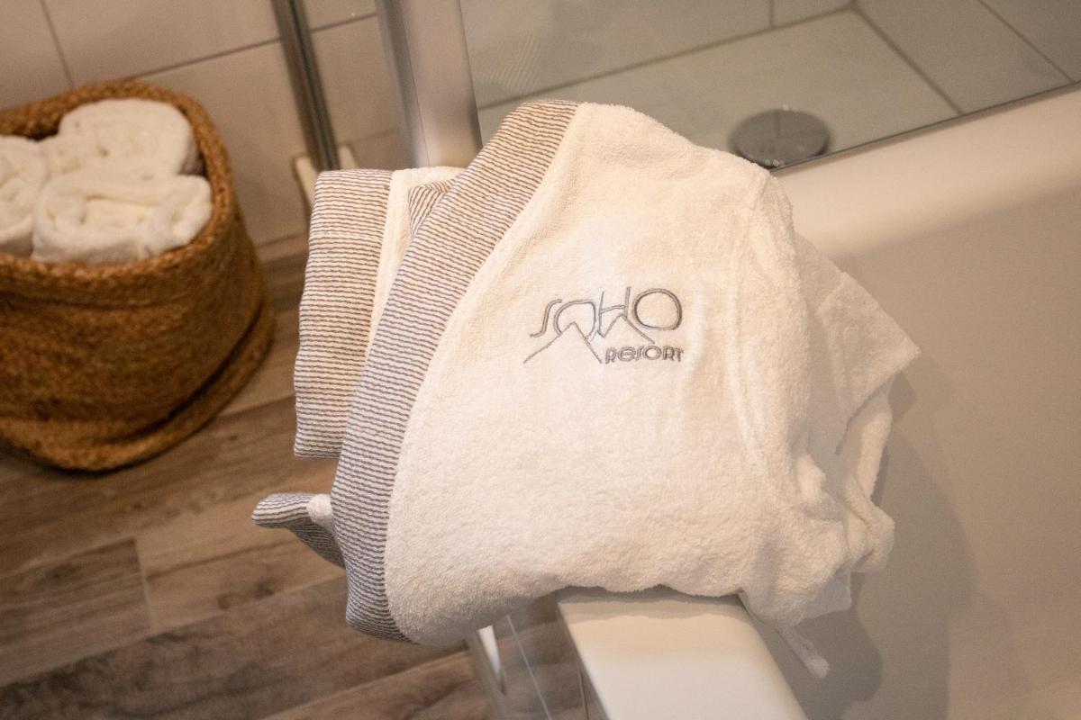 Ein Badezimmer in der Unterkunft Soho Mountain Chalet - Pool und Sauna