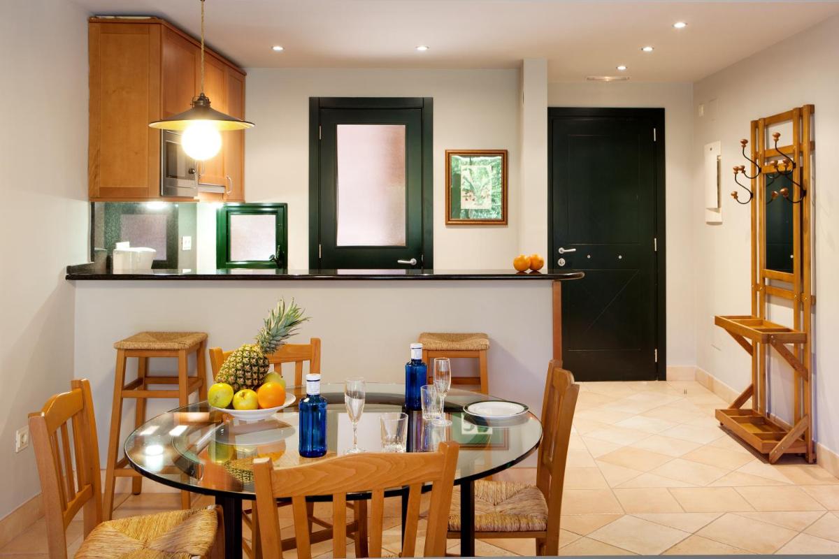 Imagen de la galería de Apartahotel Suites Vila Birdie, en Navata