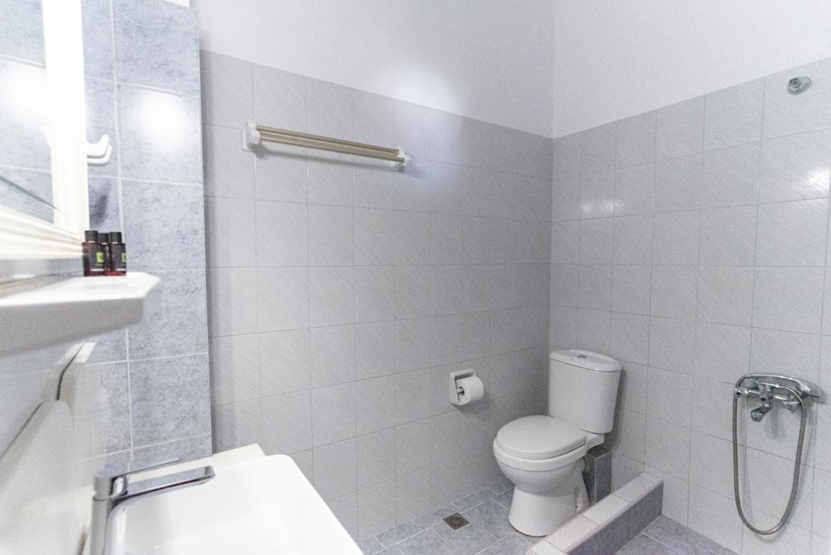 Theo Studios & Apartments - Housity