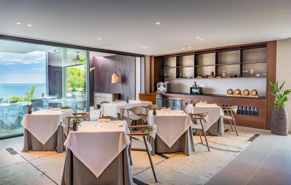 Un restaurante o sitio para comer en Royal Hideaway Corales Villas