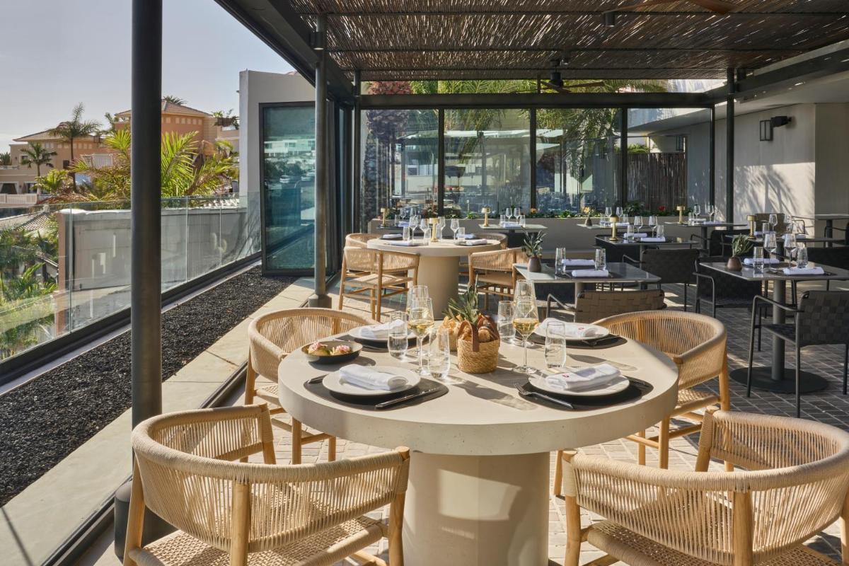 Un restaurante o sitio para comer en Royal Hideaway Corales Villas