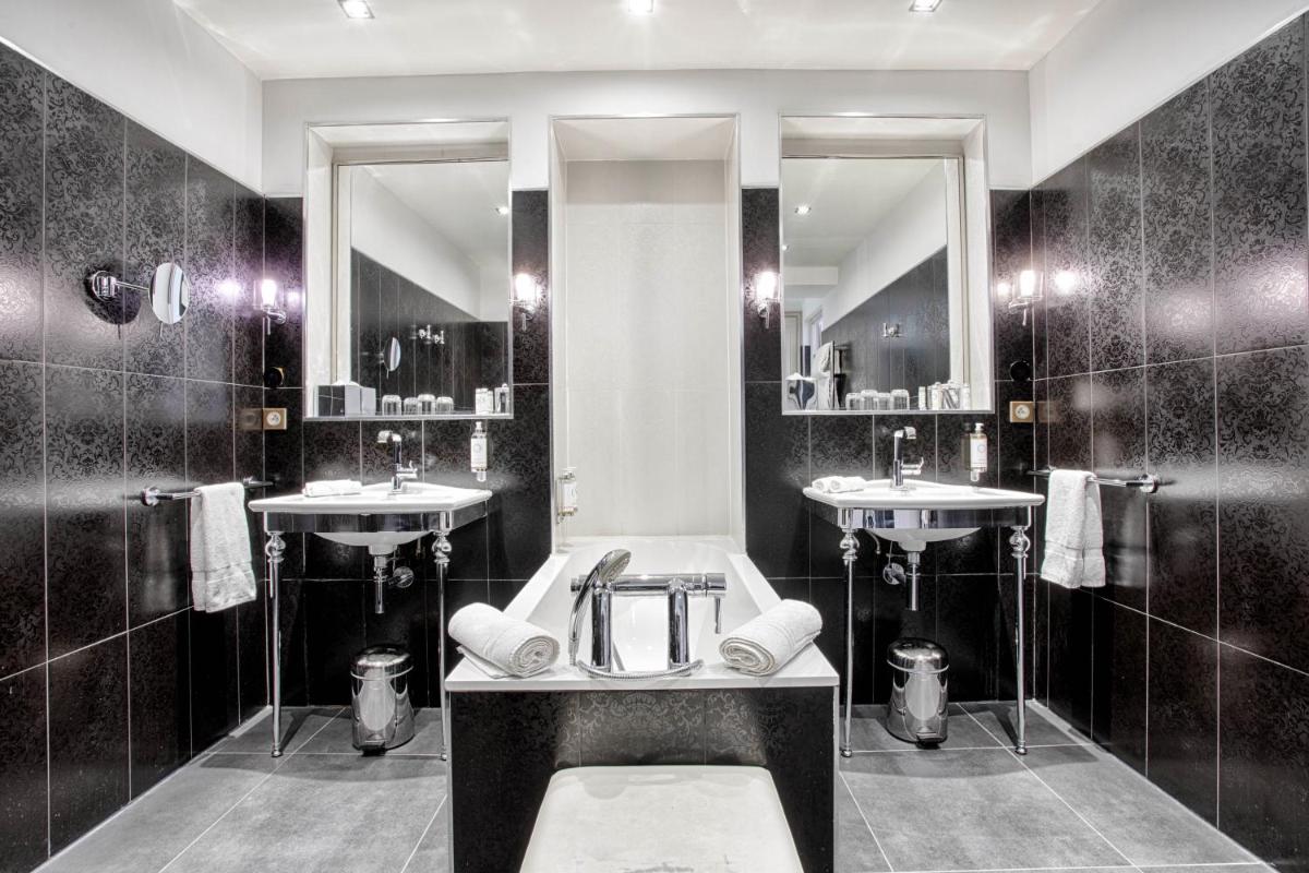 Salle de bains dans l'établissement Le Grand Hotel de Cabourg - MGallery Collection