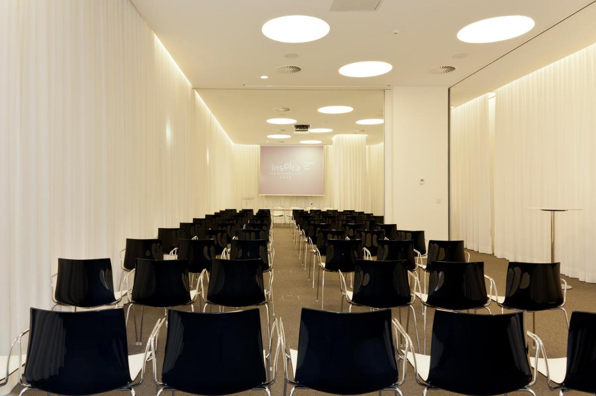A área empresarial e/ ou a sala de conferências de Inspira Liberdade Boutique Hotel