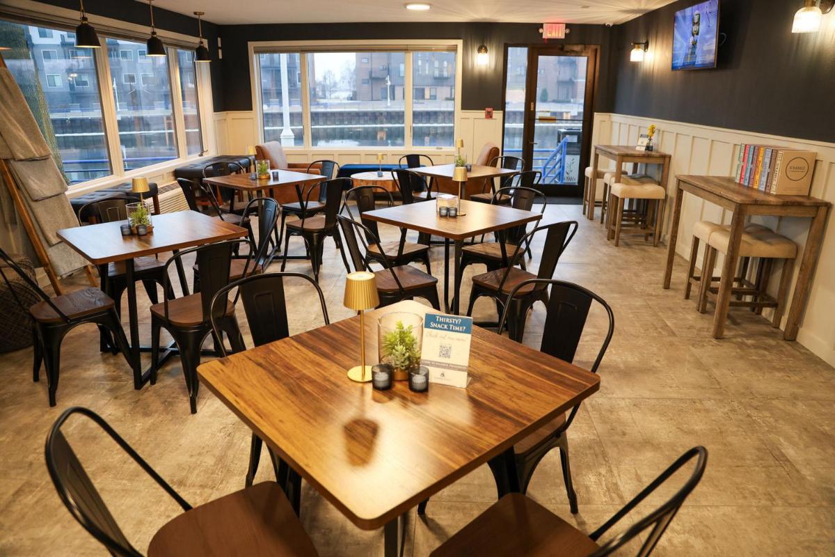 Harbor Winds Hotel - Housity