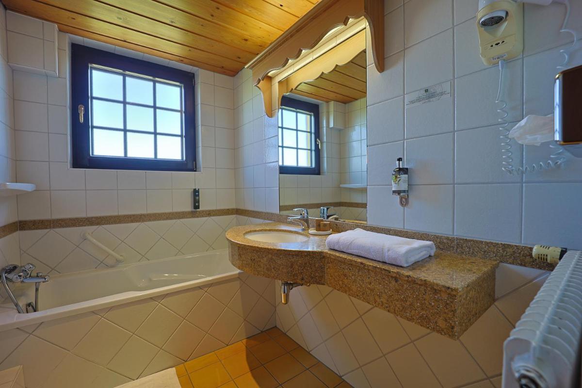 Salle de bains dans l'établissement Hôtel Arnold