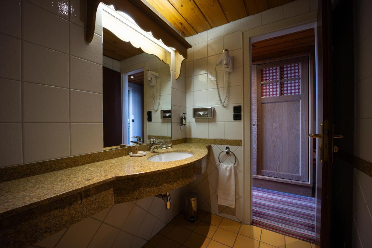 Salle de bains dans l'établissement Hôtel Arnold