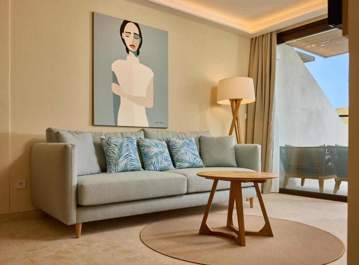 Zona de estar de Cala San Miguel Ibiza Resort, Adults only, Curio Collection by Hilton