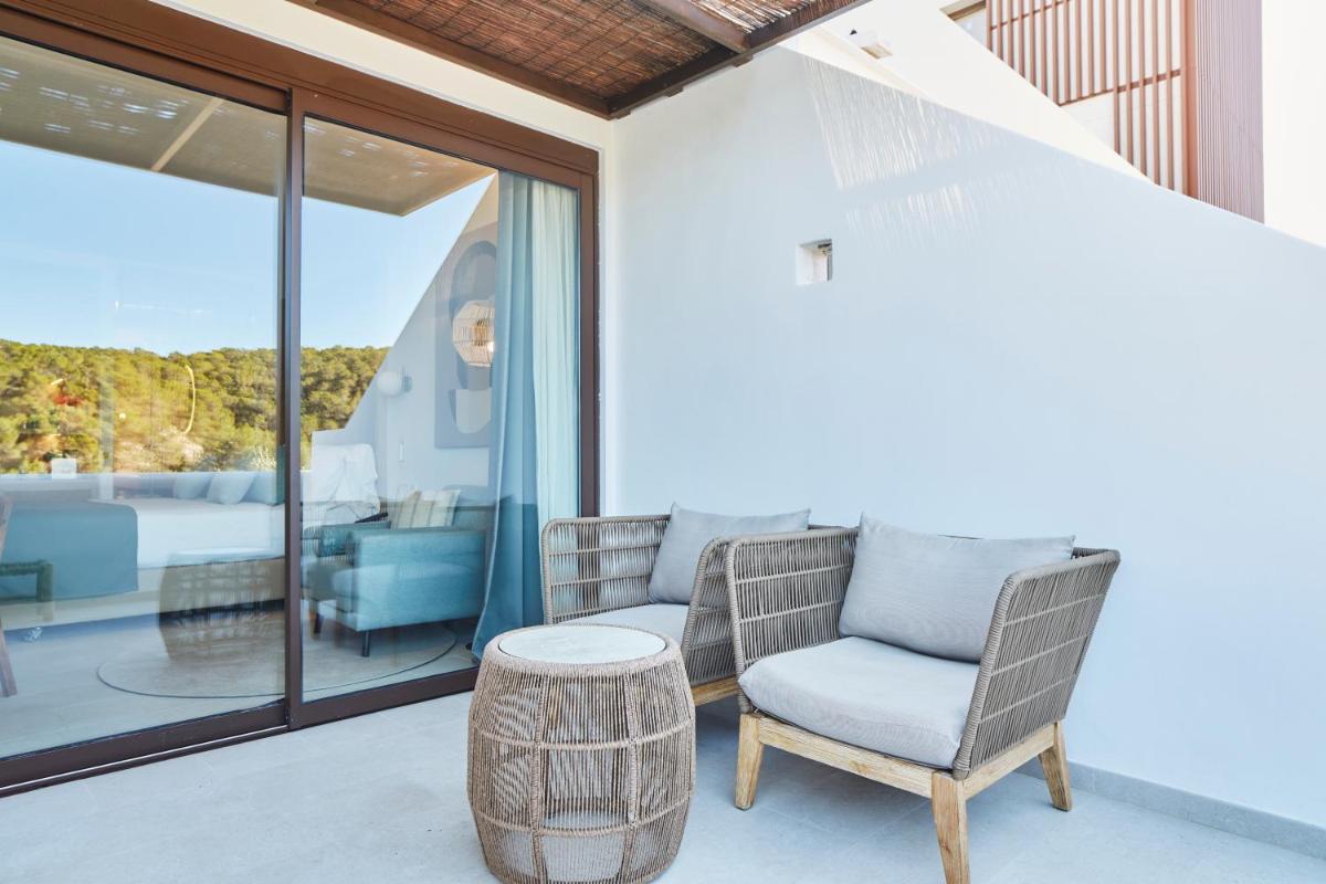 Zona de estar de Cala San Miguel Ibiza Resort, Adults only, Curio Collection by Hilton