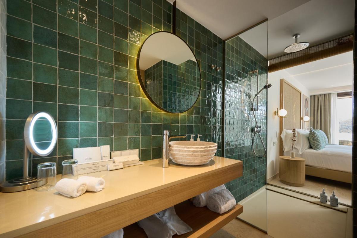 Un baño de Cala San Miguel Ibiza Resort, Adults only, Curio Collection by Hilton