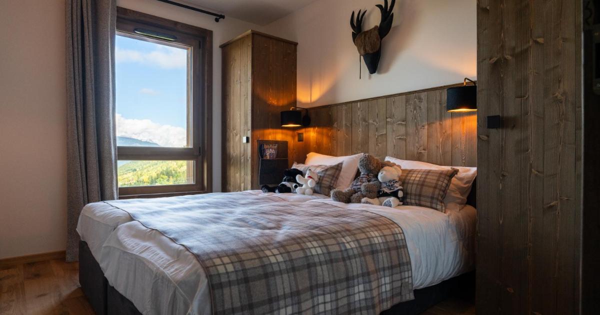 - une chambre avec un lit doté d'ours en peluche dans l'établissement Résidence l'Ecrin d'Argent by My Mountain Resort, à Valmorel 36 autres photos