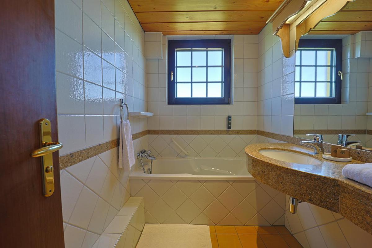 Salle de bains dans l'établissement Hôtel Arnold
