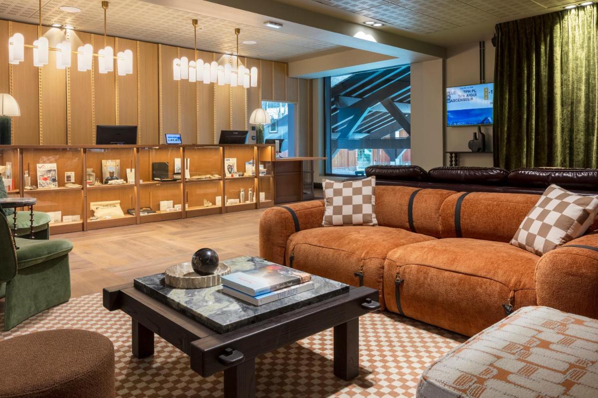 Télévision ou salle de divertissement dans l'établissement Hôtel Les Aiglons Chamonix
