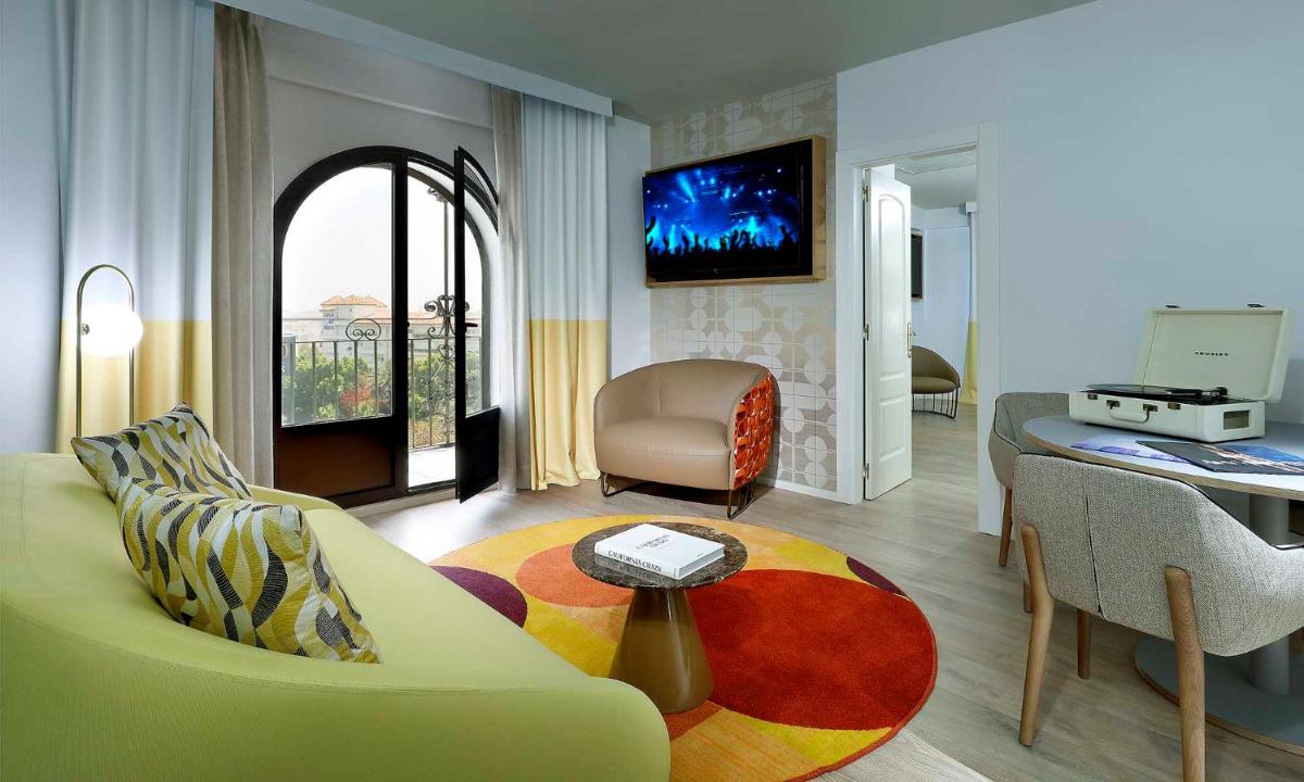 Una televisión o centro de entretenimiento en Hard Rock Hotel Marbella - Puerto Banús