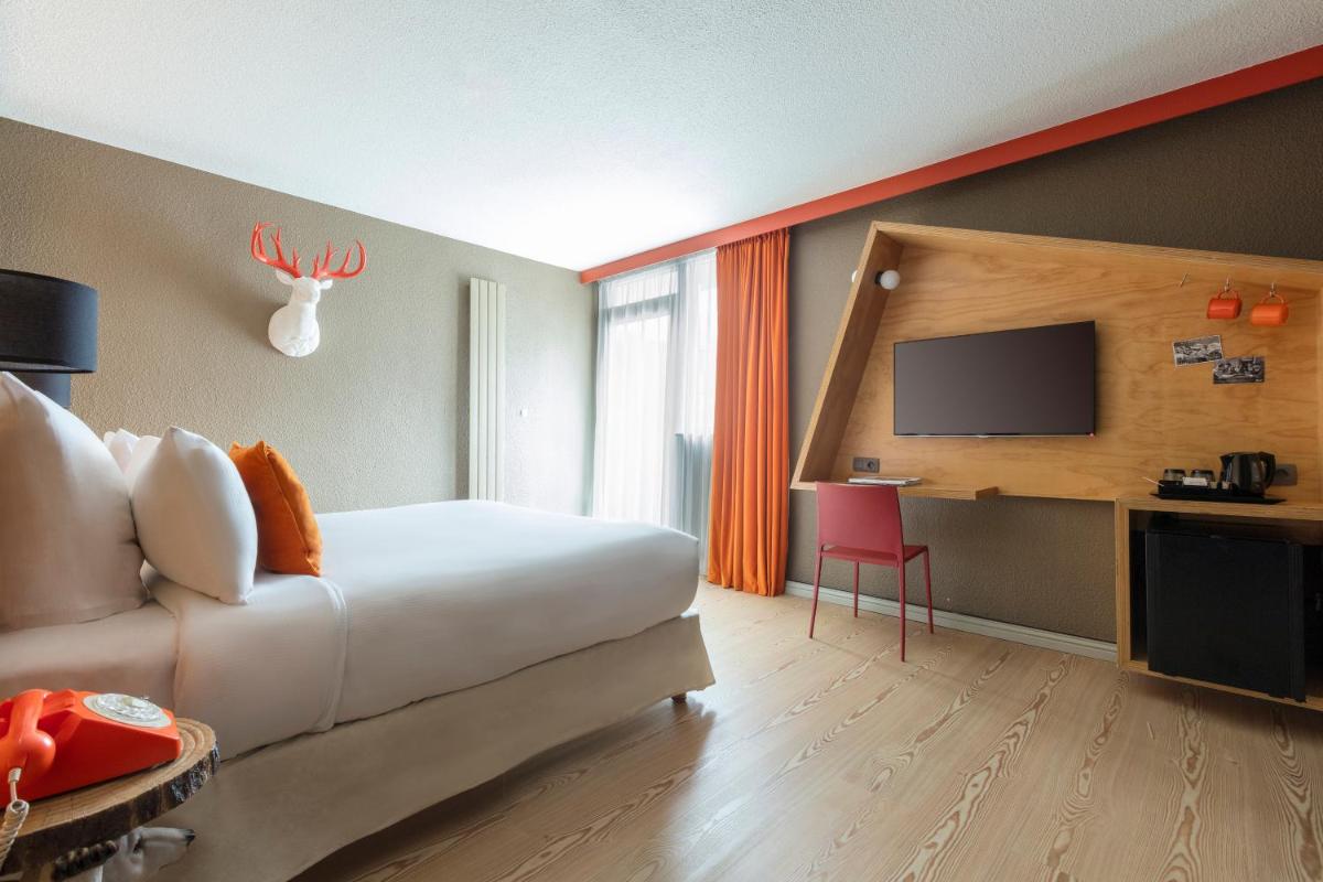 Télévision ou salle de divertissement dans l'établissement Hôtel Les Aiglons Chamonix