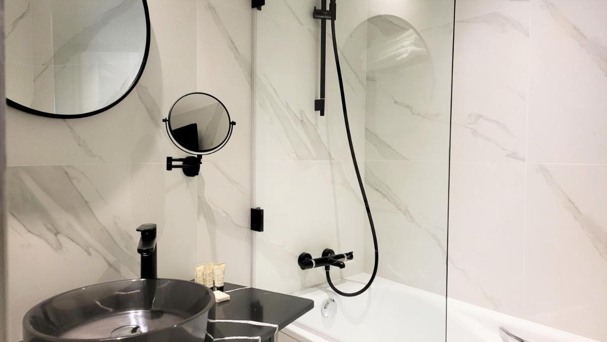 Salle de bains dans l'établissement Star Champs-Elysées