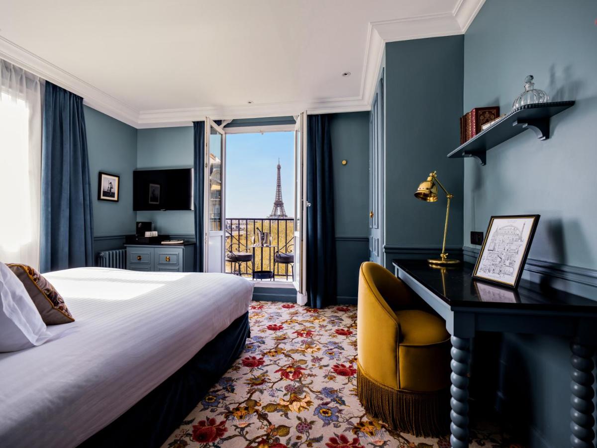 une chambre d'hôtel avec un lit, un bureau et une fenêtre dans l'établissement Hotel Duquesne Eiffel, à Paris