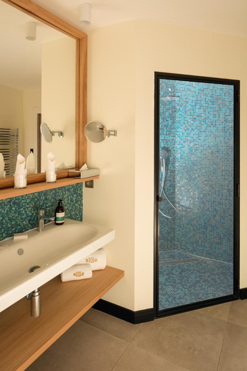 Salle de bains dans l'établissement Hôtel & Spa Villa Seren