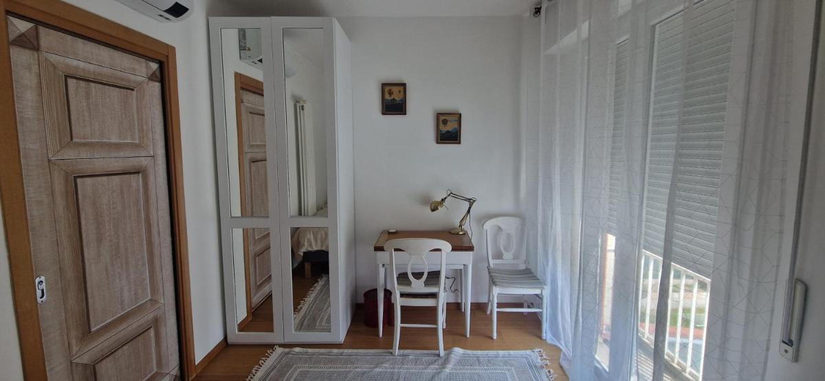 Stanza in villa con giardino - Housity
