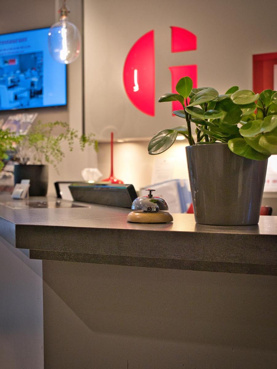 Télévision ou salle de divertissement dans l'établissement La Table de Gustave