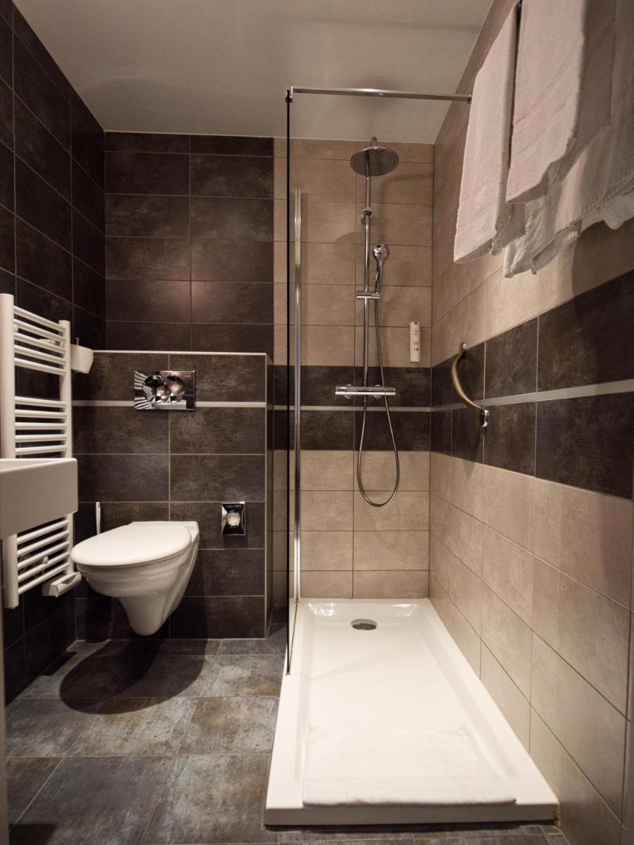 une salle de bain avec une douche, des toilettes et un lavabo dans l'établissement La Table de Gustave, à Ornans 61 autres photos