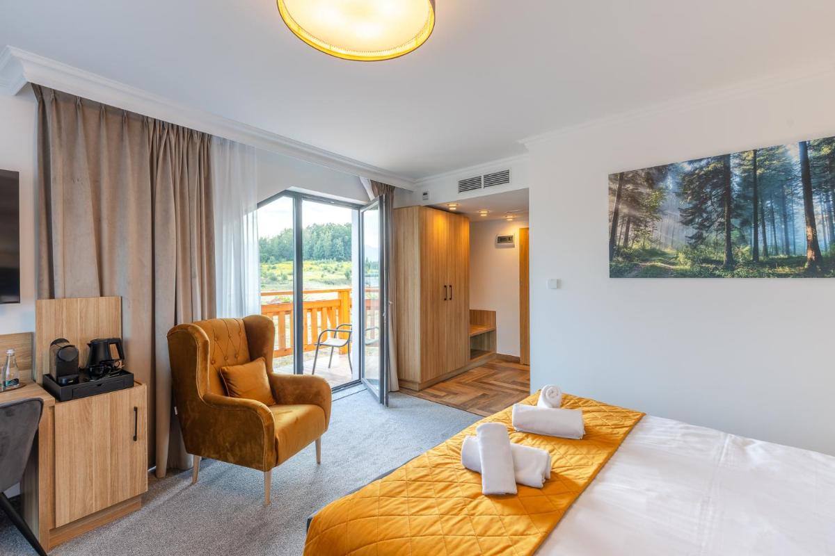 Mazurkowa - z widokiem na Karkonosze i Śnieżkę, darmowy parking, obok restauracja Mazurkowa Chata - Housity