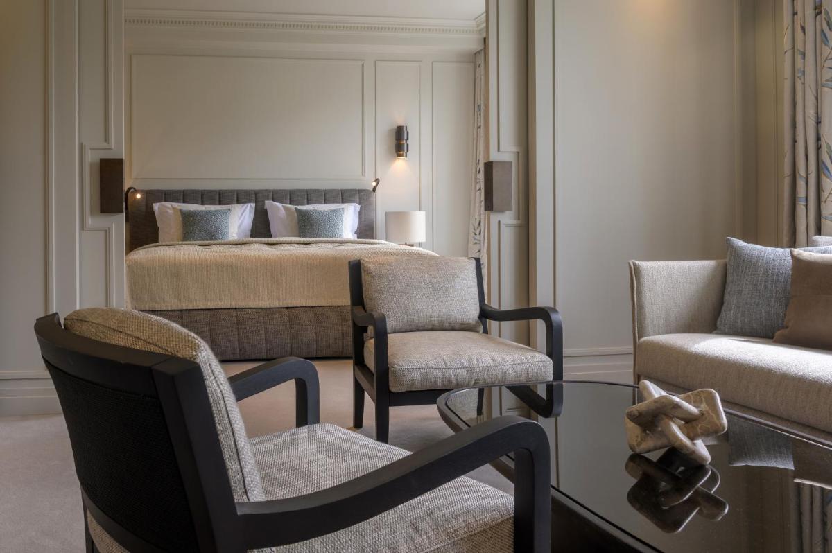 Ein Sitzbereich in der Unterkunft Hotel Bayerischer Hof