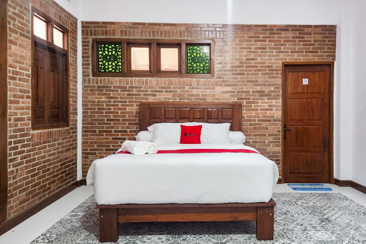 RedDoorz near Stasiun Sragen - Housity