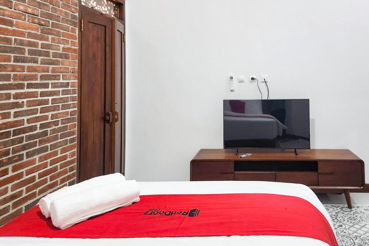 RedDoorz near Stasiun Sragen - Housity