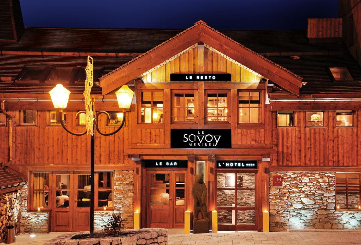 un bâtiment avec un panneau indiquant Snow Valley dans l'établissement Hotel Le Savoy, à Méribel