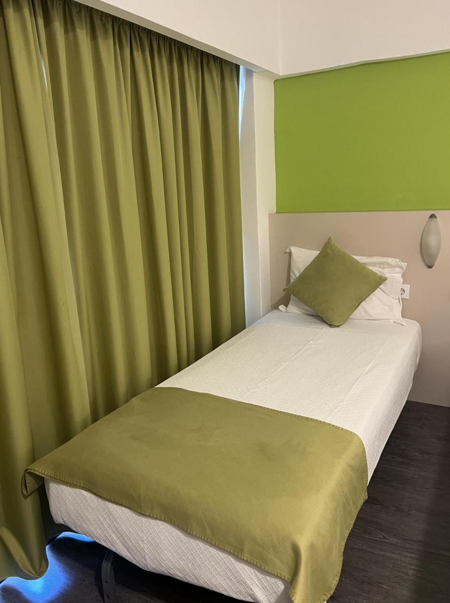 Uma cama ou camas num quarto em Hotel Navegadores