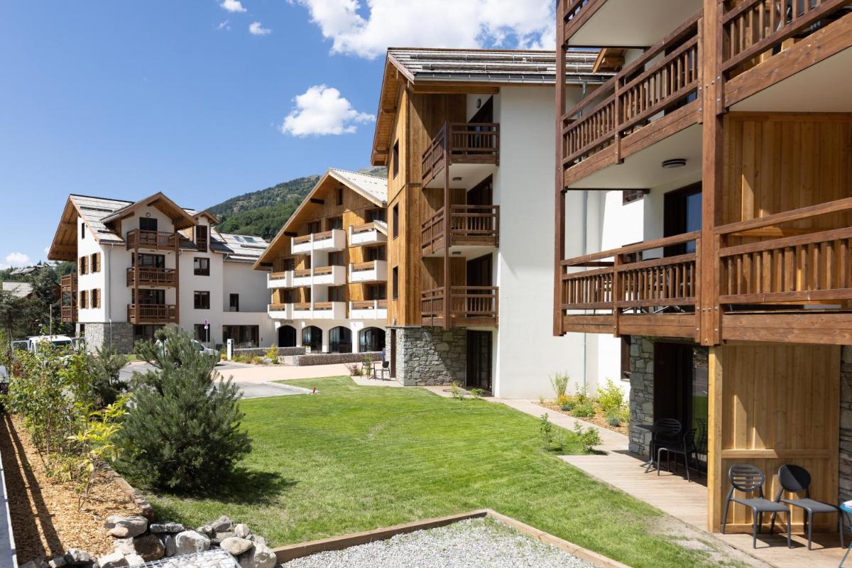 - une vue sur la cour d'un immeuble dans l'établissement Hôtel Le Cristal Lodge - TERRESENS, à Saint-Chaffrey