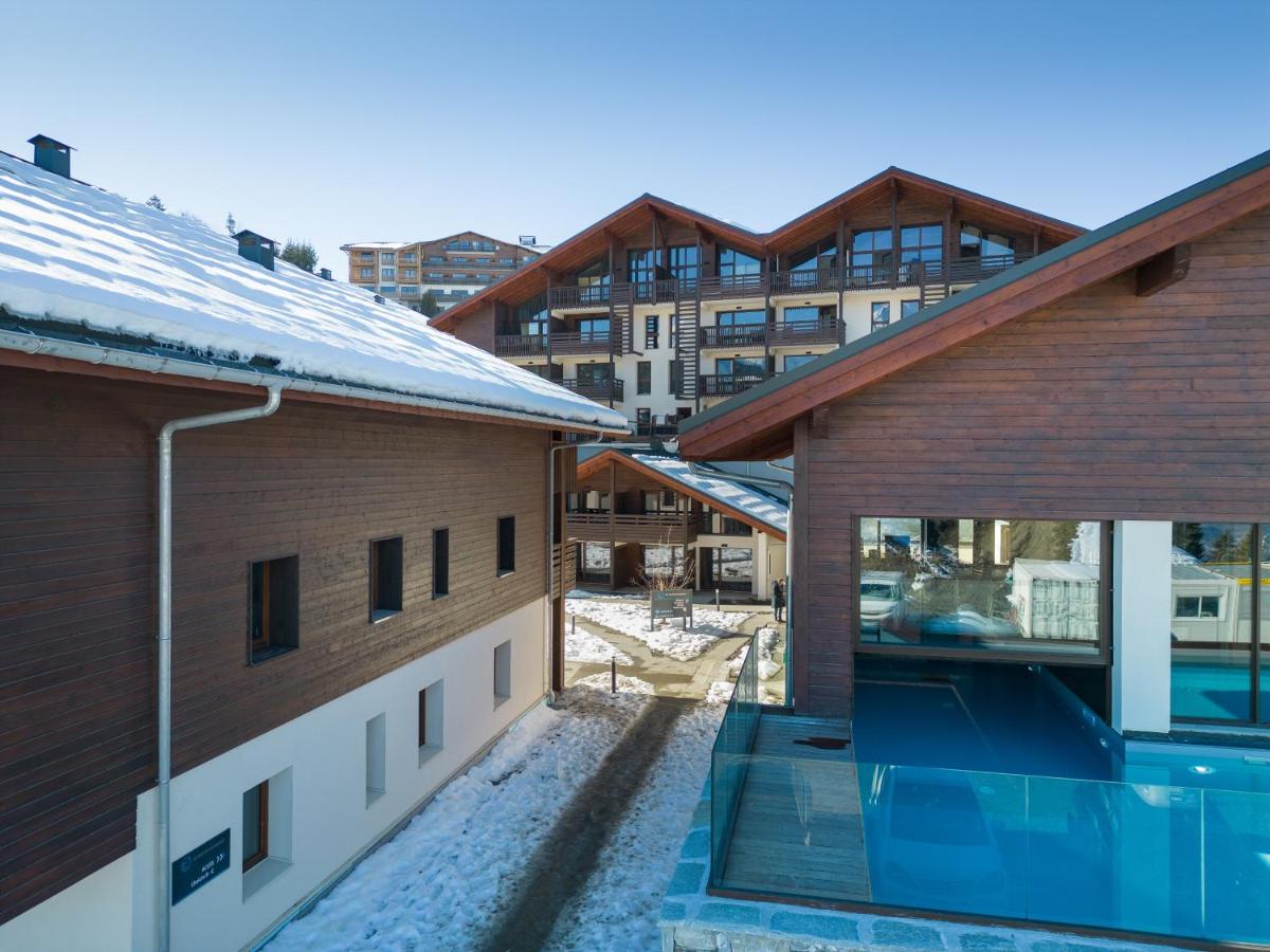 vue d'un bâtiment depuis l'entre-deux bâtiments dans l'établissement Les Roches du Mont Blanc - Résidence & Spa, à Combloux