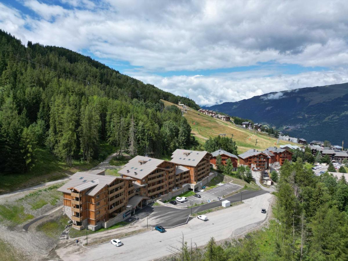 une vue aérienne d'une station de montagne dans l'établissement TERRESENS - Le Snoroc, à Aime La Plagne