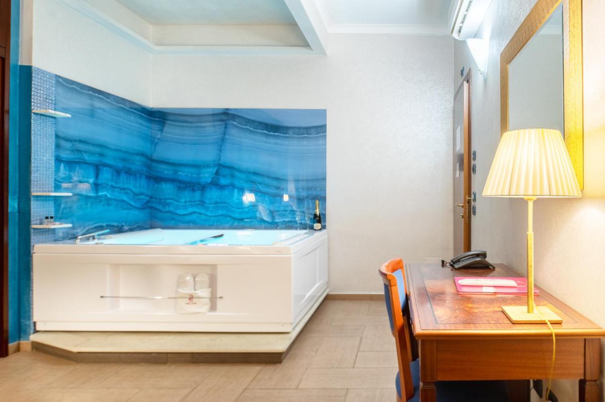 Hotel Flora - Housity