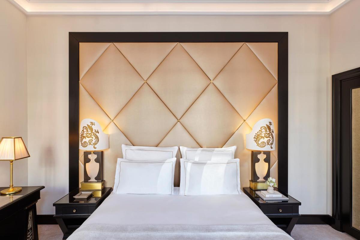 Un ou plusieurs lits dans un hébergement de l'établissement Hôtel Barrière Fouquet's Paris Un ou plusieurs lits dans un hébergement de l'établissement Hôtel Barrière Fouquet's Paris