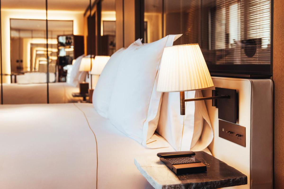 Un ou plusieurs lits dans un hébergement de l'établissement Hotel SAX Paris, LXR Hotels & Resorts