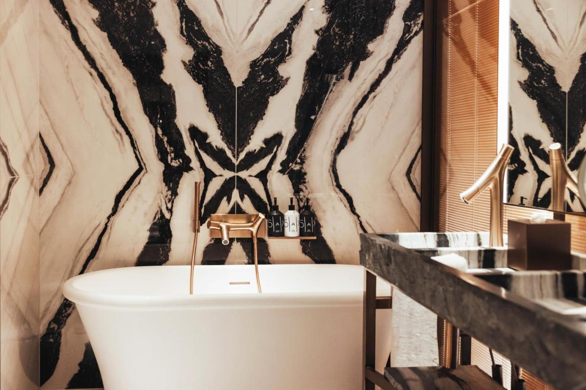 Salle de bains dans l'établissement Hotel SAX Paris, LXR Hotels & Resorts