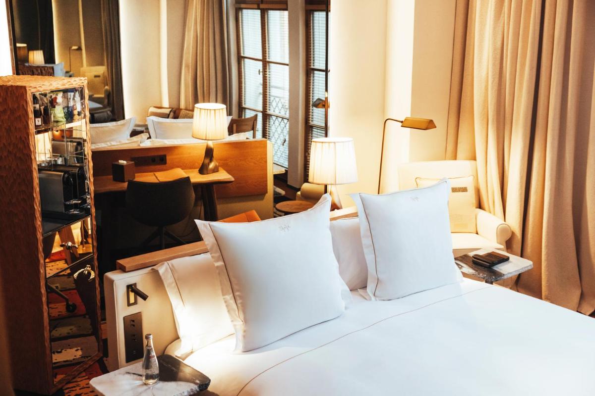 Un ou plusieurs lits dans un hébergement de l'établissement Hotel SAX Paris, LXR Hotels & Resorts