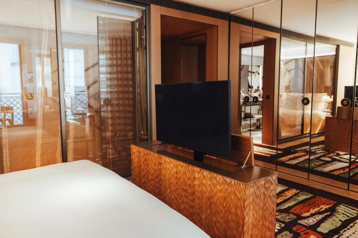 Télévision ou salle de divertissement dans l'établissement Hotel SAX Paris, LXR Hotels & Resorts