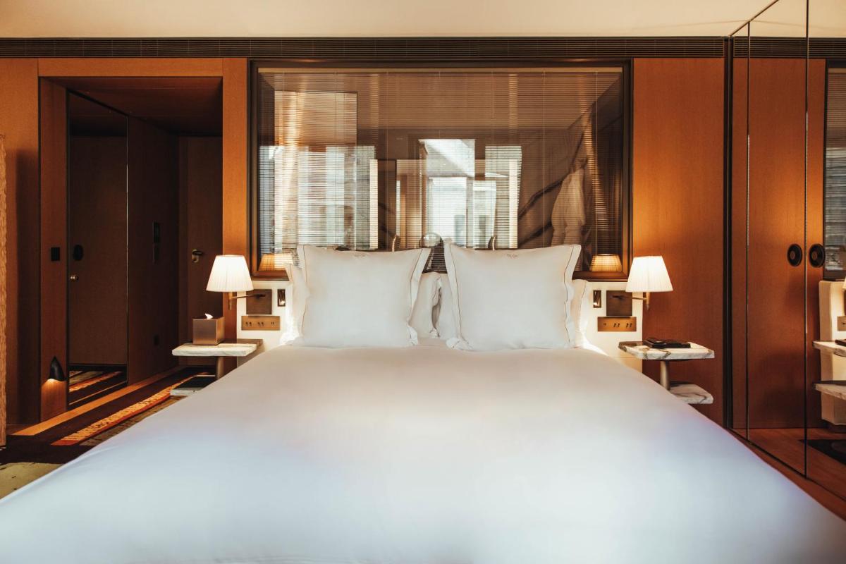 Un ou plusieurs lits dans un hébergement de l'établissement Hotel SAX Paris, LXR Hotels & Resorts