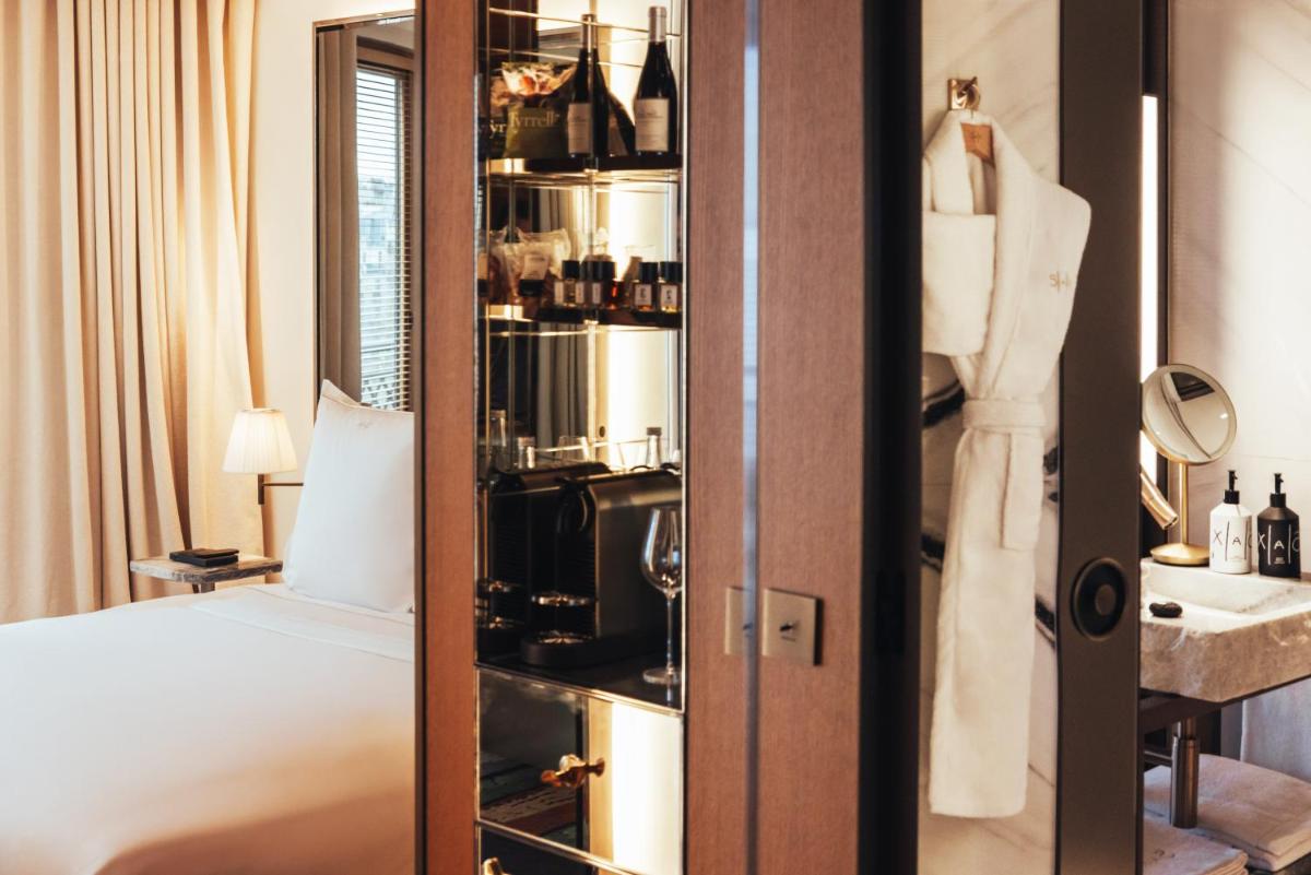 Un ou plusieurs lits dans un hébergement de l'établissement Hotel SAX Paris, LXR Hotels & Resorts