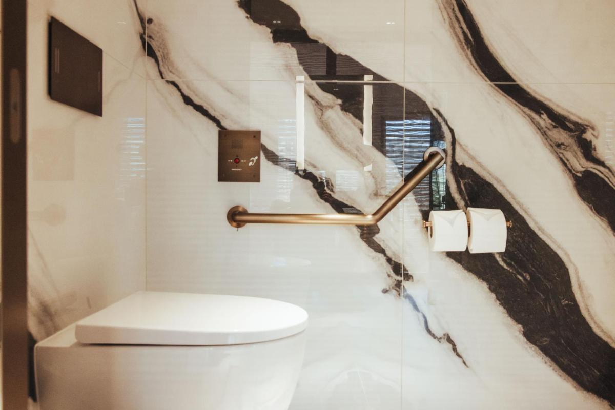 Salle de bains dans l'établissement Hotel SAX Paris, LXR Hotels & Resorts