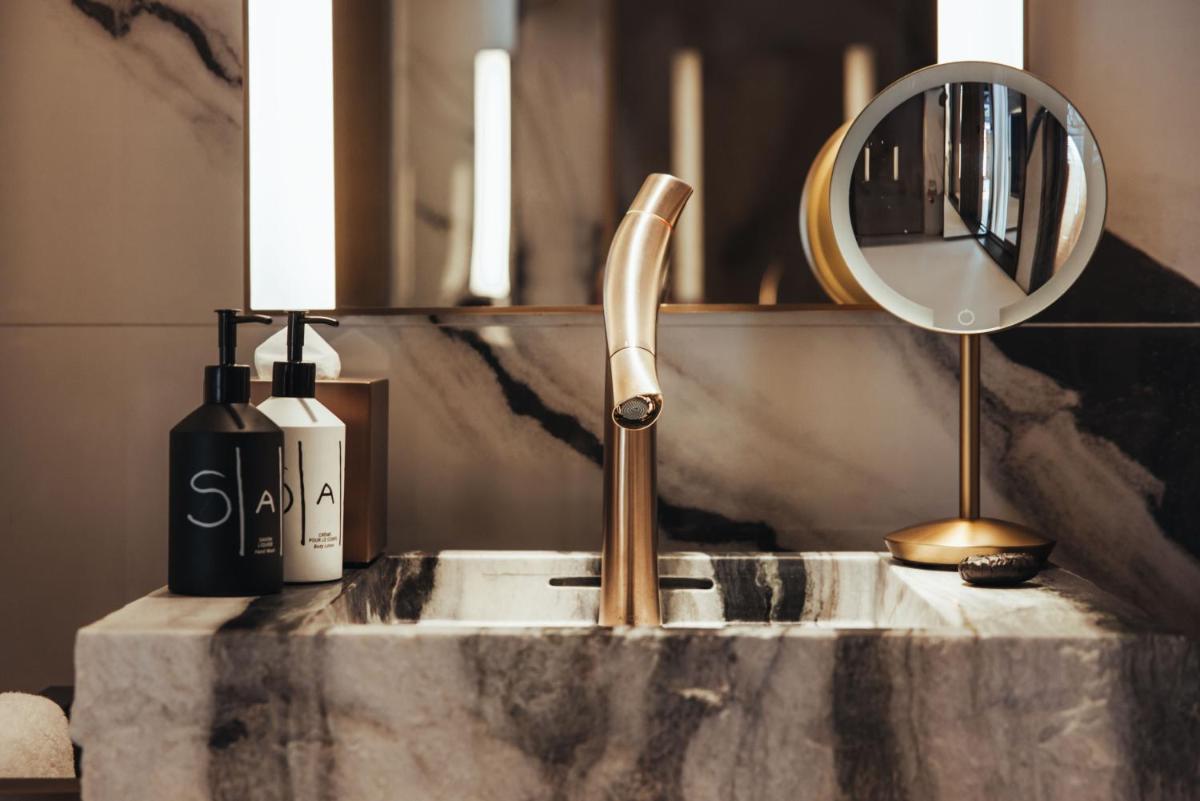 Salle de bains dans l'établissement Hotel SAX Paris, LXR Hotels & Resorts