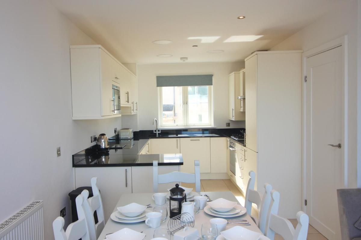 BY THE BEACH, The Quies, Beach House - Housity