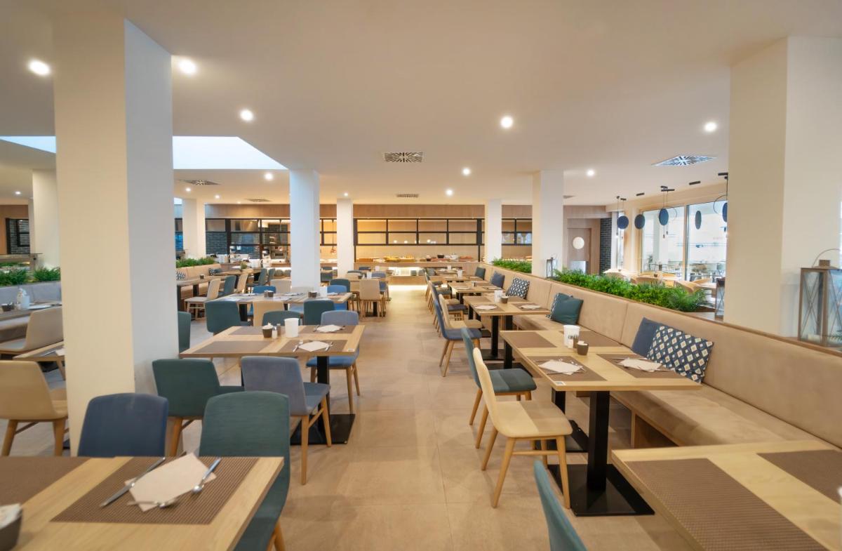 Un restaurante o sitio para comer en Parque Nereida Suites Hotel