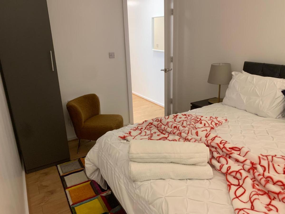 Cozy Entire Apartment with Free onsite Parking, 2-Min Walk to Barking Station - Housity